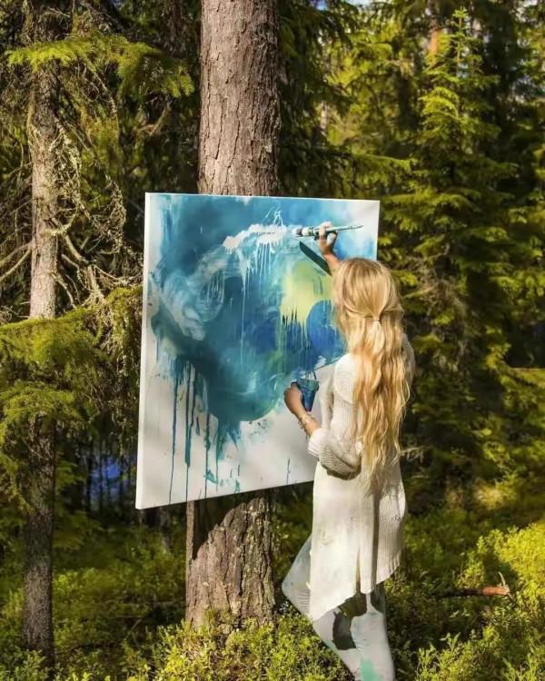 “北歐李子柒”隱居十年，瑞典旅遊局為她打call，卻被網友罵