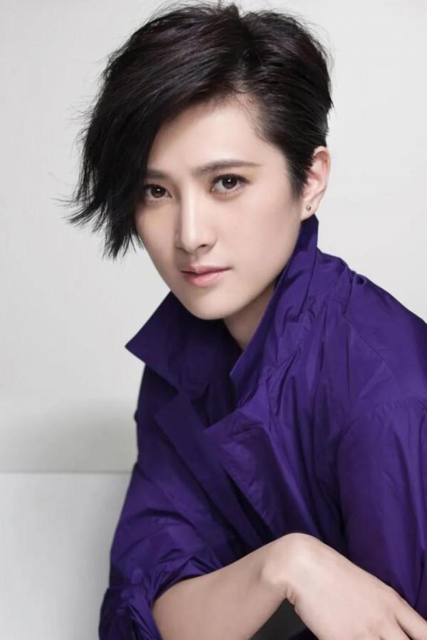 靳東初戀女友：隋俊波一生三段感情，結婚八年，老公身份至今是謎