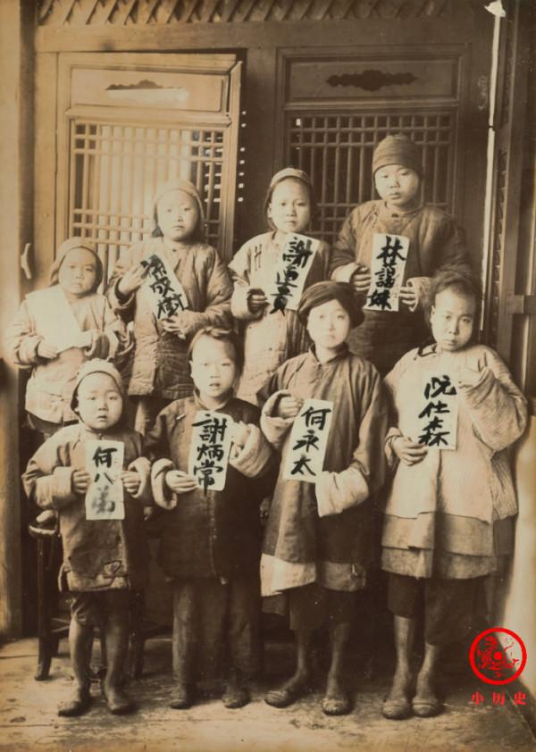 晚清老照片:李鴻章75歲臉上沒有皺紋;縣太爺審案,親兵衙役助威 晚清老照片:李鴻章75歲臉上沒有皺紋;縣太爺審案,親兵衙役助威