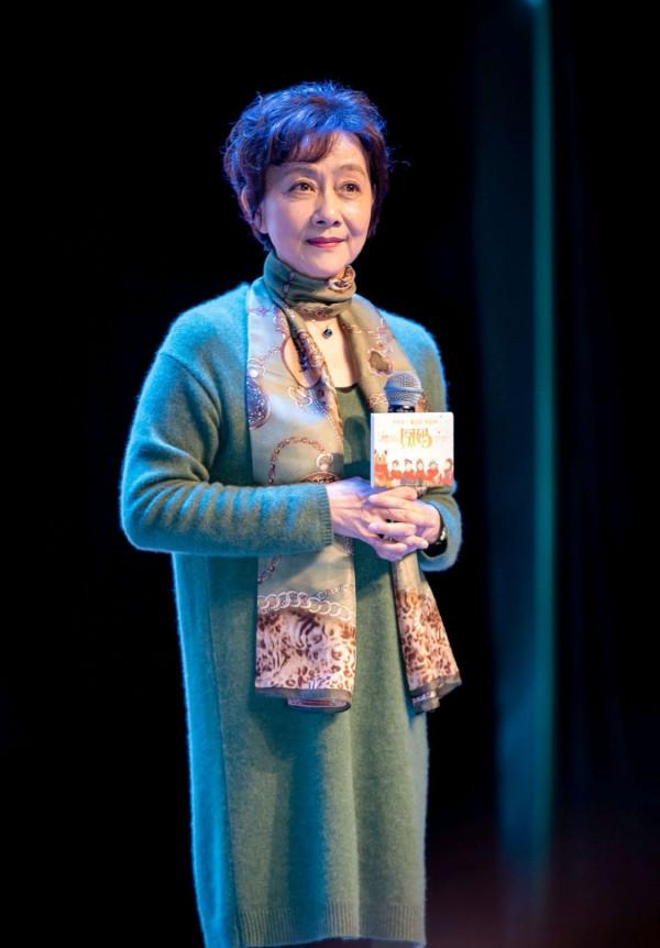 71歲黃梅瑩穿T恤碎花褲,看到了真實老人的打扮,比趙雅芝優雅 71歲黃梅瑩穿T恤碎花褲,看到了真實老人的打扮,比趙雅芝優雅