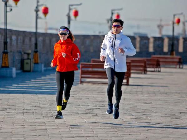 361°E韌跑鞋：快來體驗柔韌回彈的牛皮糖腳感