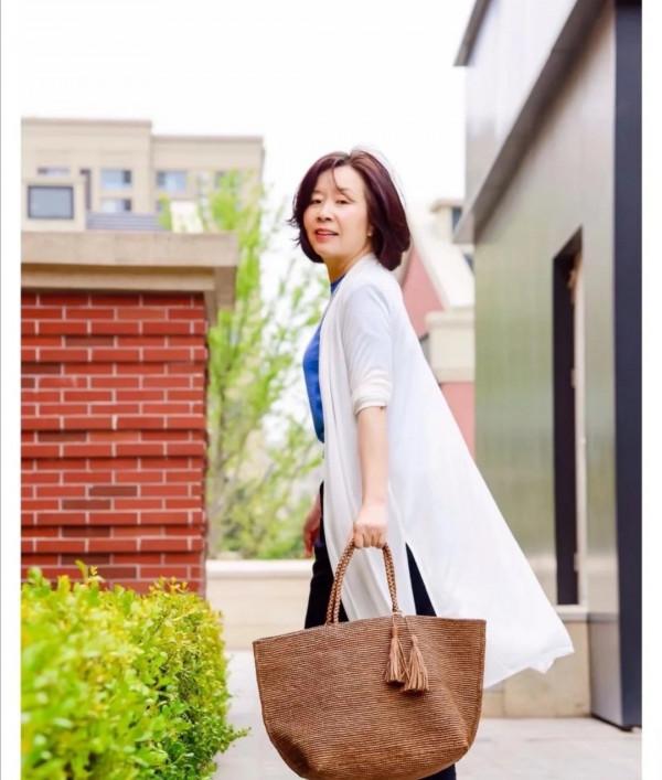 50歲女人拒絕“媽媽裝”,學學這幾位博主的穿搭,文藝優雅顯年輕 50歲女人拒絕“媽媽裝”,學學這幾位博主的穿搭,文藝優雅顯年輕