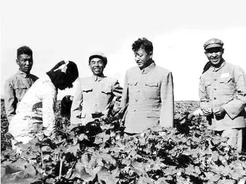 他是原新疆軍區副政委，55年未參與軍隊授銜，卻一生沒有娶妻生子