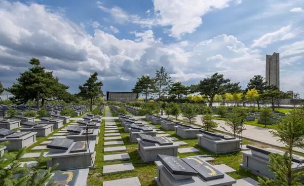 老兵受傷與部隊失聯,千封材料難證明身份,掃墓時竟發現自己墓碑 老兵受傷與部隊失聯,千封材料難證明身份,掃墓時竟發現自己墓碑