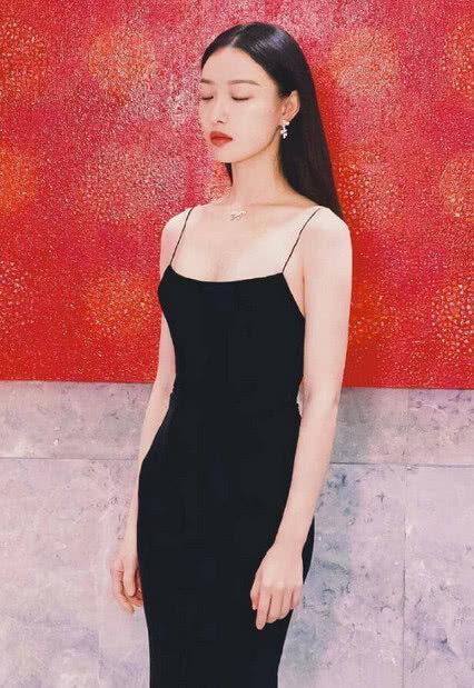 倪妮不需任何繁複綴飾，只是一條吊帶裙感覺就像壁畫中的美人