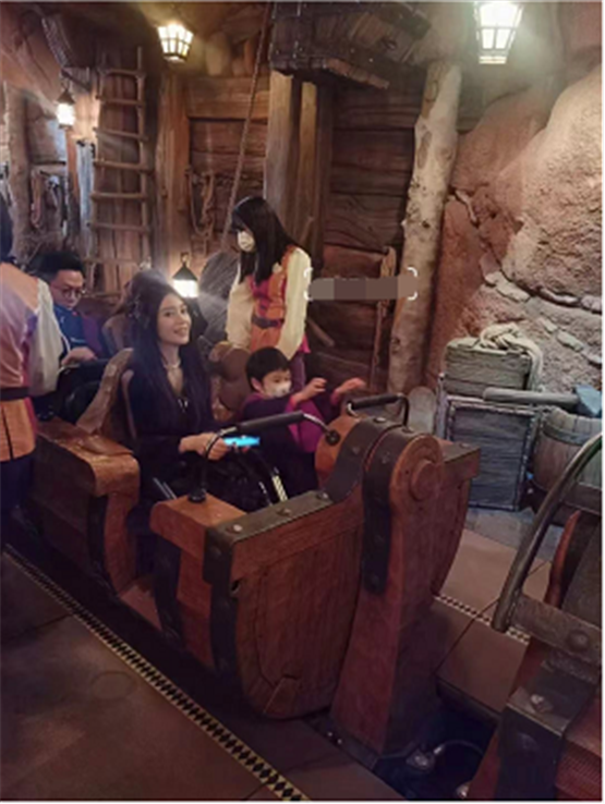 偶遇baby帶兒子過萬聖節,小海綿長相清秀,越來越像黃曉明 偶遇baby帶兒子過萬聖節,小海綿長相清秀,越來越像黃曉明