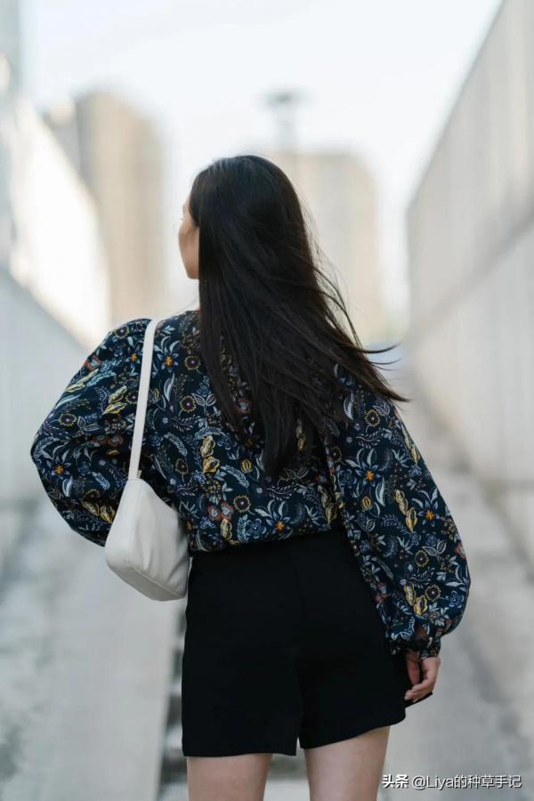 別再披頭散髮了！這3款秋日髮型，又美又撩人