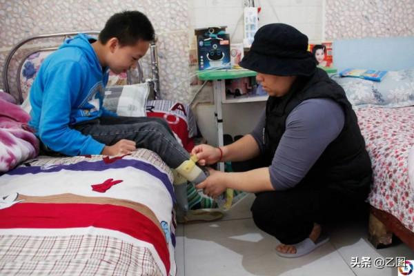 丈夫離婚，單親媽媽獨自攜子求醫，最難時5斤米母子倆吃了一個月