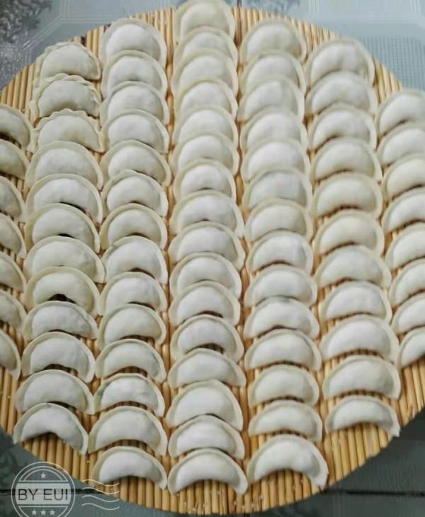 老兵孫繼山包水餃盡顯軍人的陽剛和智慧