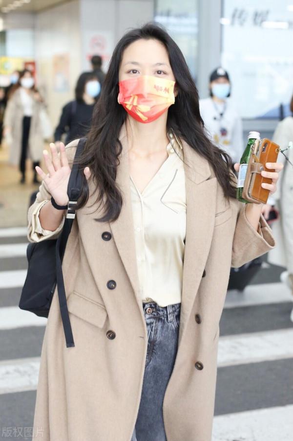 湯唯穿駝色呢子大衣搭配卷邊牛仔褲,腳踩黑色短靴簡約大氣 湯唯穿駝色呢子大衣搭配卷邊牛仔褲,腳踩黑色短靴簡約大氣