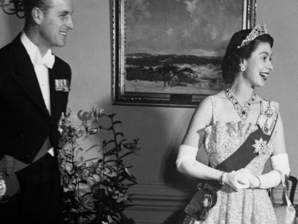 95歲英女王辦茶會宴客，幽默風趣笑開顏；老太太又創新紀錄