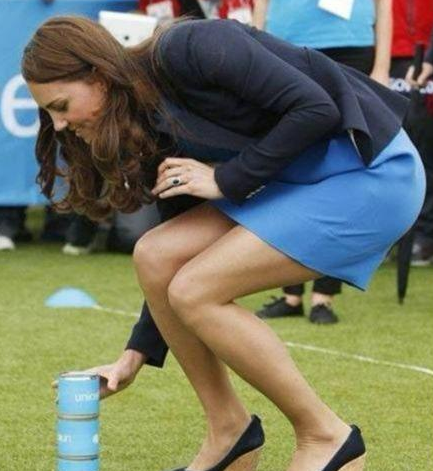 戴安娜行屈膝禮優雅得像仙女,卻在泰國行錯了禮,梅根行禮像侍女 戴安娜行屈膝禮優雅得像仙女,卻在泰國行錯了禮,梅根行禮像侍女