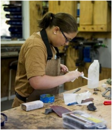 她的作品有點萌——記12歲的澳大利亞女刀匠萊拉·哈達德 她的作品有點萌——記12歲的澳大利亞女刀匠萊拉·哈達德