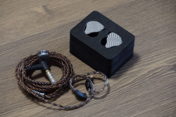 低價圈鐵耳機新里程碑：飛傲JH3，壓倒性的透明度和柔和感