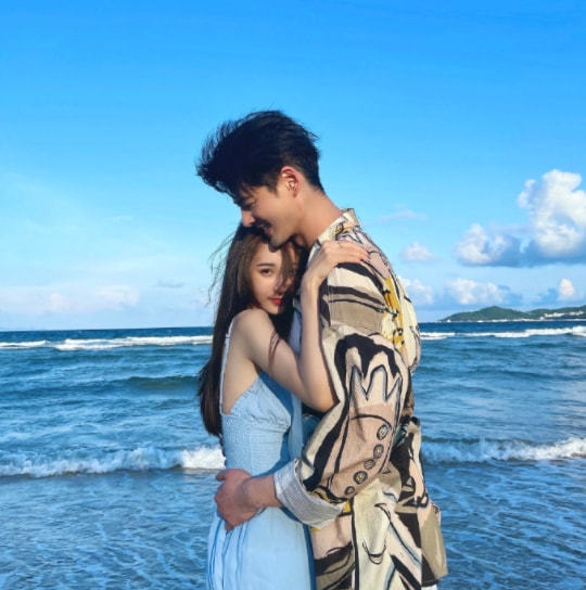 郭品超中秋攜女友秀恩愛,兩人漫步海邊,牽手相擁舉高高甜度爆表 郭品超中秋攜女友秀恩愛,兩人漫步海邊,牽手相擁舉高高甜度爆表