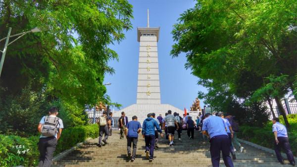 丹東是一座英雄的城市，抗美援朝紀念館每天都人山人海，令人感動