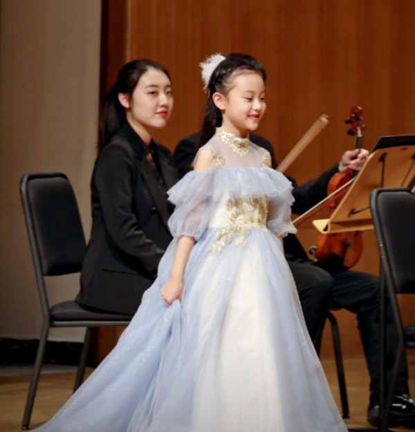 甜馨罕見穿西裝變小哥哥！邁八字步走路似大佬，扎馬尾暴露高鬢角