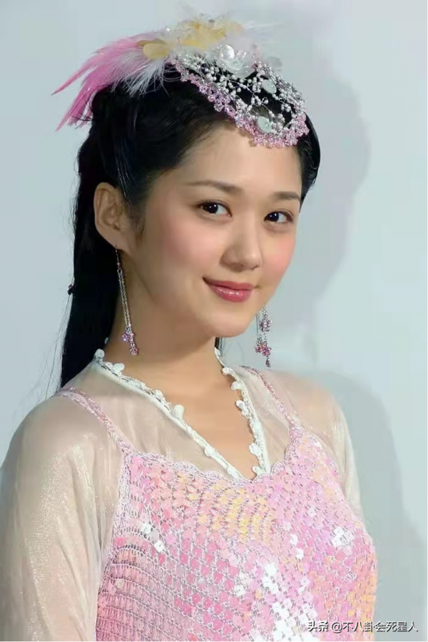 鞠婧禕古裝新劇成正面例子，頭套、妝發不敷衍，其餘劇組趕快學