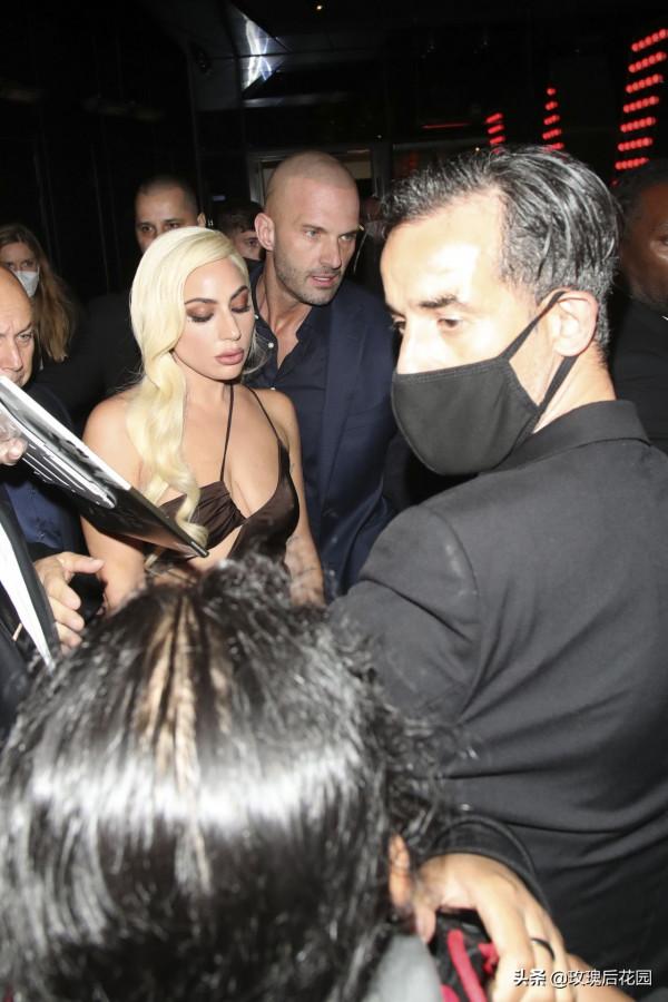 Lady Gaga現身倫敦，造型簡約休閒，記者圍拍氣勢十足