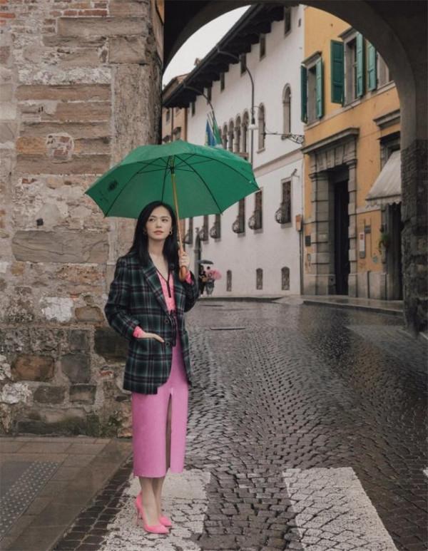 40歲姚晨漫步義大利，穿一身“死亡芭比粉”扮嫩，卻意外的好看