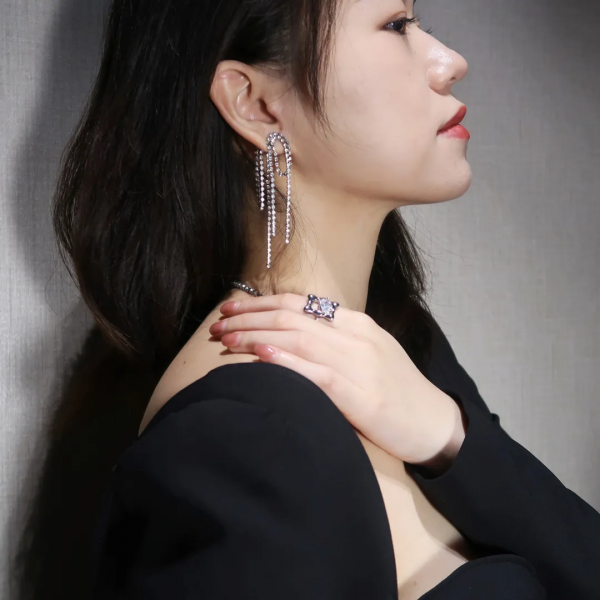 楊冪新造型好美，不愧是過年穿搭天花板