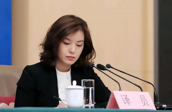 最美翻譯官張京，16分鐘臨場速譯驚豔全場，傳遞中國之聲