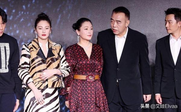 53歲陳紅退隱太可惜，穿半裙被推C位害羞，老戲骨還是“嫦娥”顏