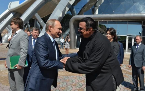 好萊塢巨星西格爾，從演員到政黨代言人，支援普京引發輿論爭議