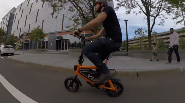 美國小夥買中國迷你電車,本來不相信質量,試駕後想轉行做代駕 美國小夥買中國迷你電車,本來不相信質量,試駕後想轉行做代駕