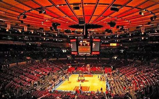 2002年，“一代妖男”羅文去世，為何鄧光榮在葬禮上怒罵劉鑾雄？