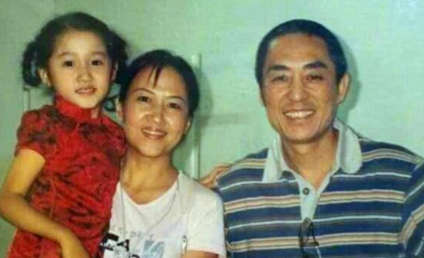 嫁給名導的5位“嬌妻”：陳婷18歲就生子，徐帆54歲至今不生孩子