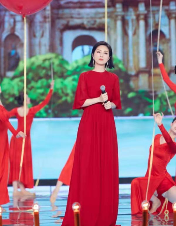 央視國慶晚會群星閃耀！劉嘉玲穿國產高定，劉濤戴30萬元珠寶吸睛