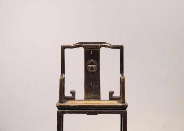 髹黑漆軟屜壽字紋太師椅，原頭圈椅