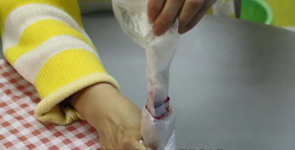 神一樣的塑膠購物袋收納法,再也不怕塑膠袋把家裡弄得亂糟糟 神一樣的塑膠購物袋收納法,再也不怕塑膠袋把家裡弄得亂糟糟