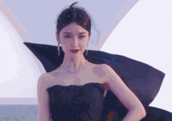 GQ盛典有多尷尬?楊天真蝴蝶結被吹垮,網友:關曉彤快換造型師 GQ盛典有多尷尬?楊天真蝴蝶結被吹垮,網友:關曉彤快換造型師