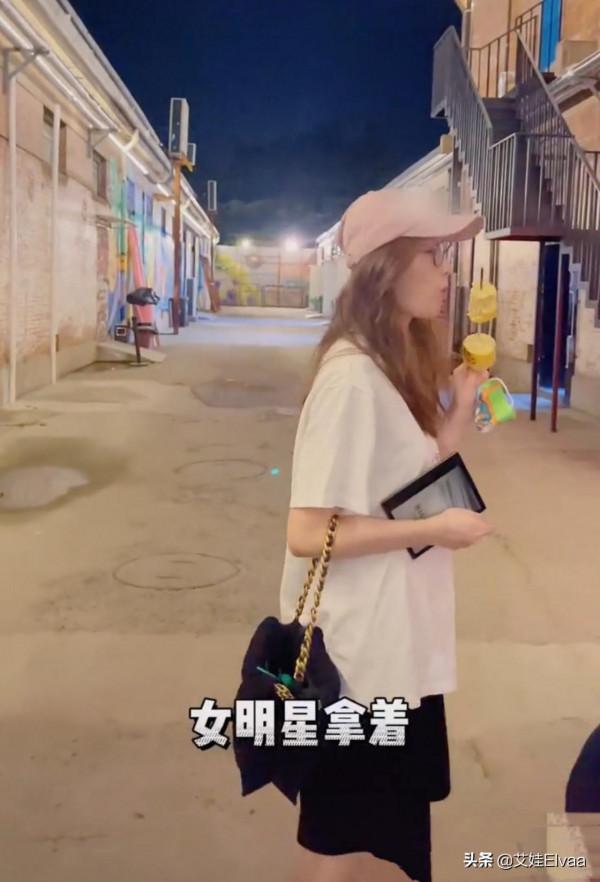 劉詩詩下班路邊啃玉米,穿T恤奶奶褲超可愛,染捲髮戴帽像大姑娘 劉詩詩下班路邊啃玉米,穿T恤奶奶褲超可愛,染捲髮戴帽像大姑娘