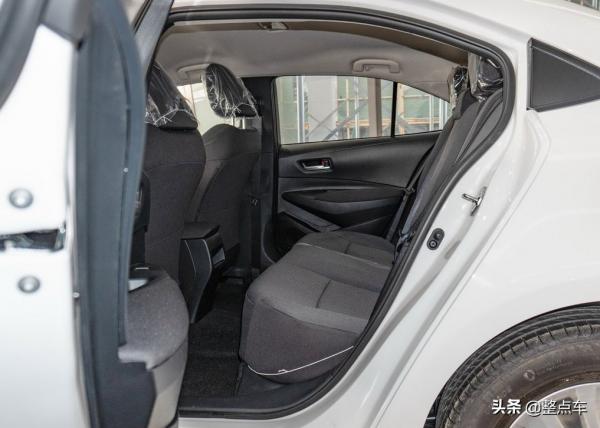 500L車頂行李箱很能裝，頂配10萬多拿下，寶駿Valli和卡羅拉咋選