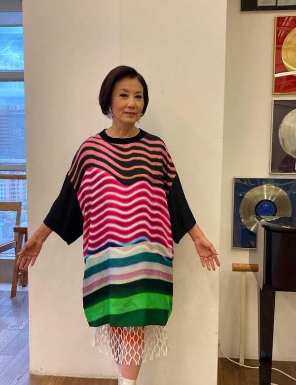 73歲汪明荃被誇“最潮奶奶”，用漁網拼接彩虹裙，比年輕人還敢穿