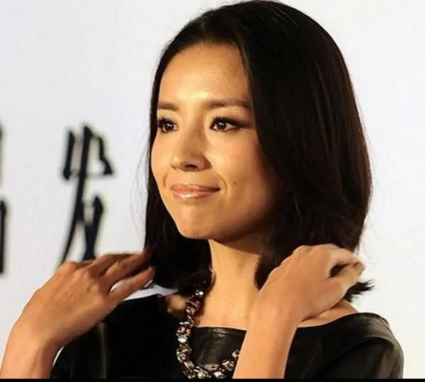 董潔的臉實在和年齡不相符，變化好大，嘴凸臉凹，像變個人