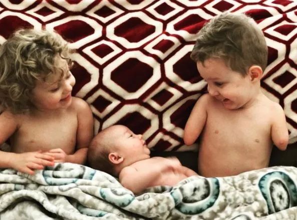 B超嬰兒無四肢,18歲媽媽拒絕墮胎,冒險生子,把孩子養成男子漢 B超嬰兒無四肢,18歲媽媽拒絕墮胎,冒險生子,把孩子養成男子漢