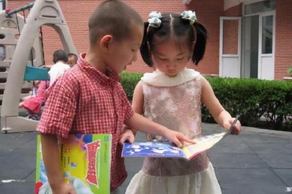 女兒幼兒園被男孩牽手睡覺，爸爸心情複雜，孩子的心思其實很單純