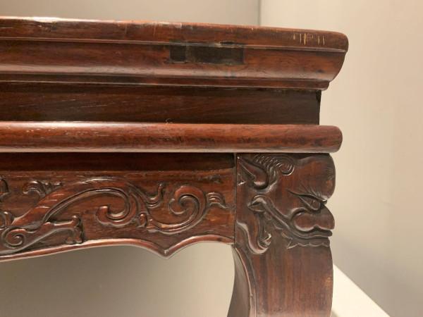 螭龍配獸面，黃花梨齊牙條虎爪足炕桌