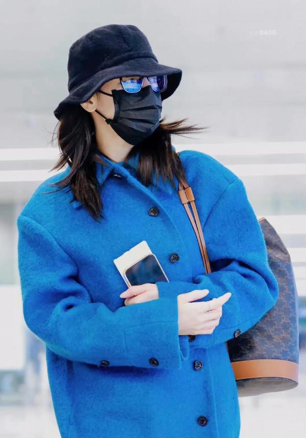 湖水藍大衣穿搭 一整隻迪麗熱巴出沒請注意查收