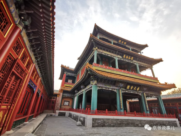 在紫禁城裡看大戲，儘管大腕兒雲集，卻無人喝彩