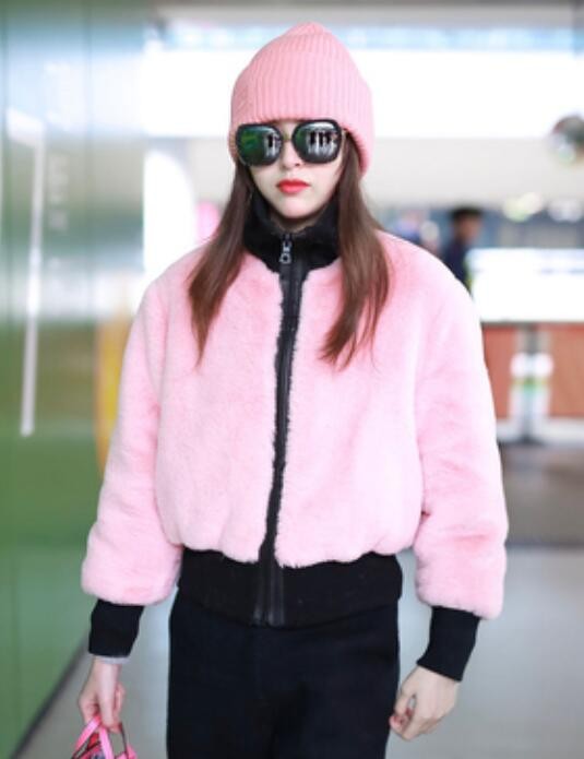 唐嫣扮嫩真有一套！穿粉色毛絨外套甜美又少女，很難想象她38歲了