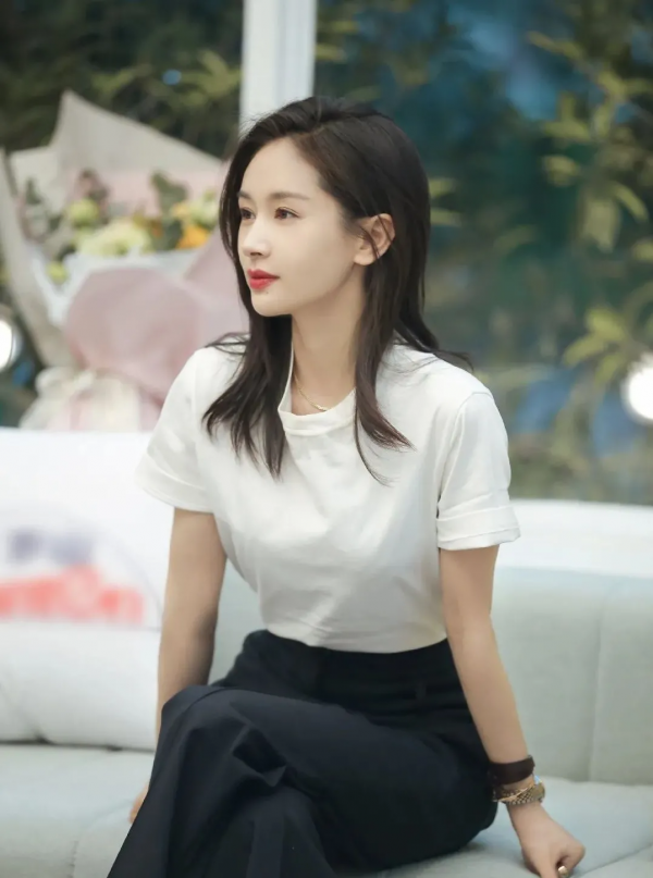 鞠婧禕9年前舊照被扒!以前的“書模”也太好看了吧 鞠婧禕9年前舊照被扒!以前的“書模”也太好看了吧