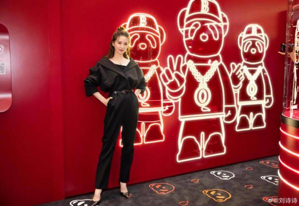 劉詩詩出席品牌活動,身穿黑色連體裝,氣質高雅,精緻美豔 劉詩詩出席品牌活動,身穿黑色連體裝,氣質高雅,精緻美豔