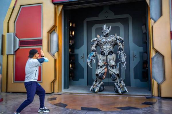 環球影城裡的“威震天”為什麼這麼話癆?“機甲戰士”向小時新聞解密:他其實只是一名普通打工者 環球影城裡的“威震天”為什麼這麼話癆?“機甲戰士”向小時新聞解密:他其實只是一名普通打工者