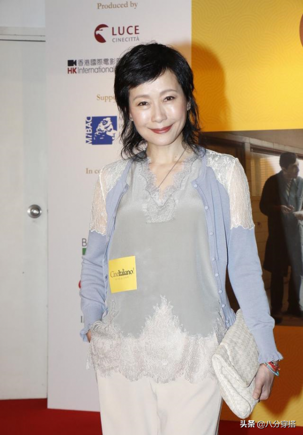 58歲的葉童真是不服老，淺藍色開衫配蕾絲內搭溫柔優雅，清爽減齡