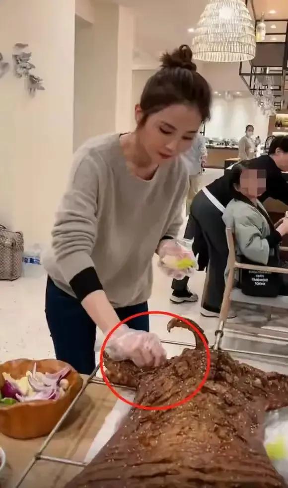 蔡卓妍本人手握豬蹄,真實上演一場美女與野獸 蔡卓妍本人手握豬蹄,真實上演一場美女與野獸